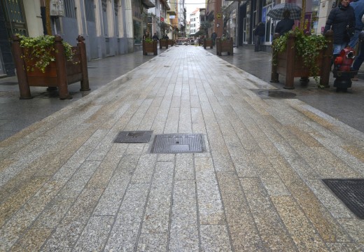 O concello decide ampliar a pavimentación con adoquín de granito no carril central do tramo da Igrexa da rúa Galicia